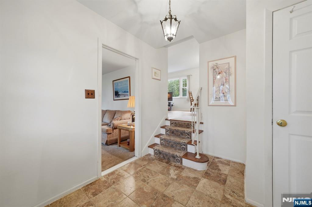 32 Crestwood Avenue