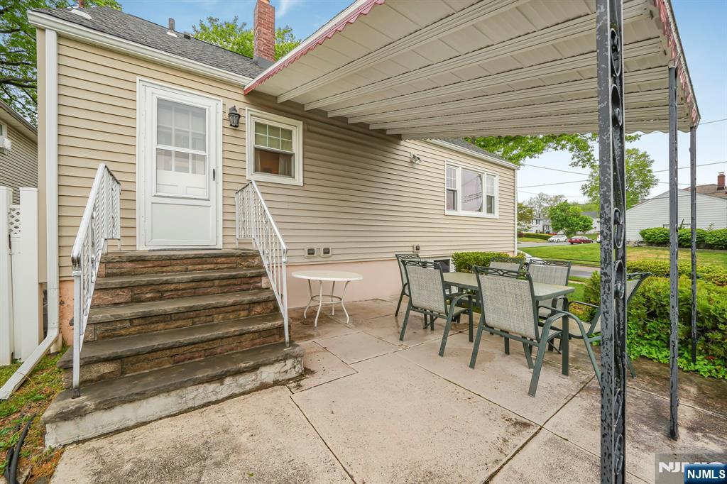 32 Crestwood Avenue