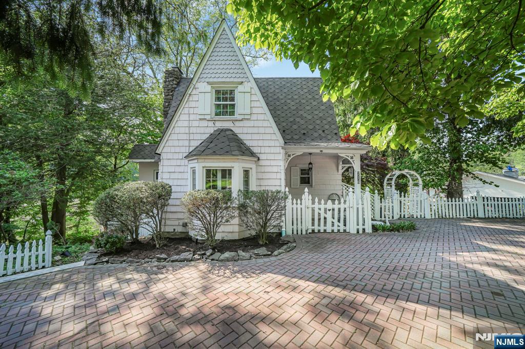 716 Colonial Road