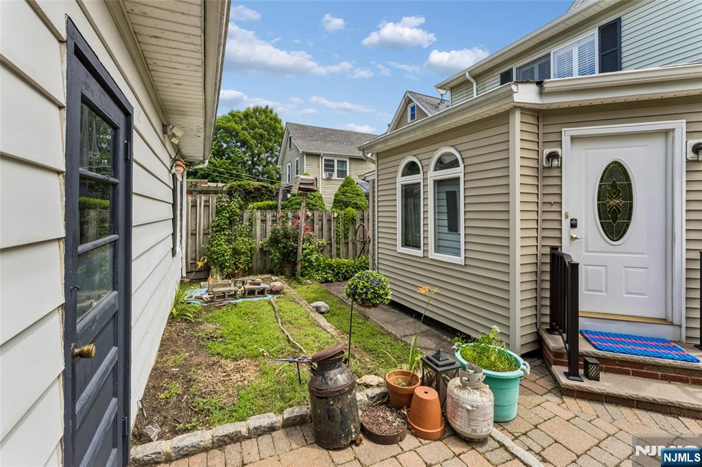 33 Myrtle Avenue