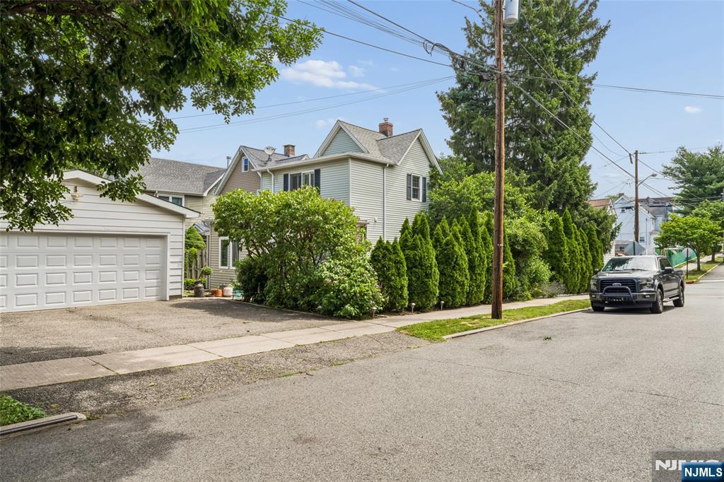 33 Myrtle Avenue