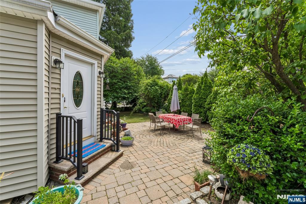 33 Myrtle Avenue