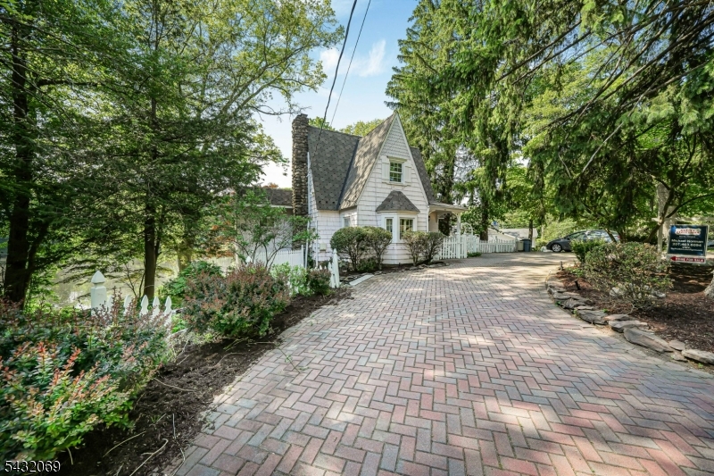 716 Colonial Rd