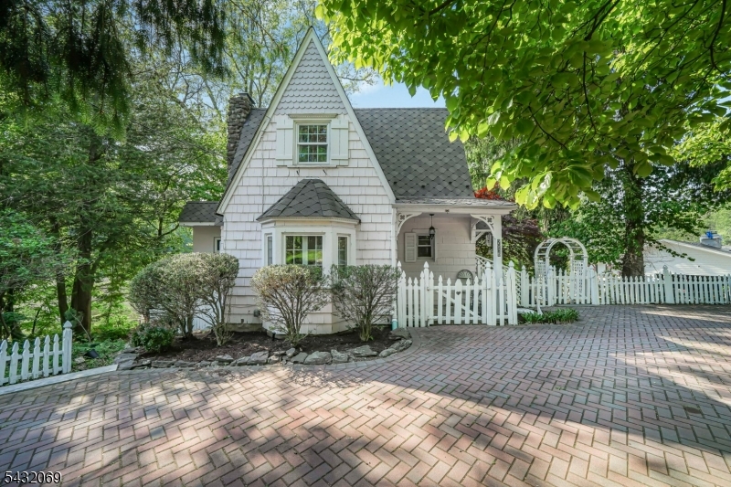 716 Colonial Rd
