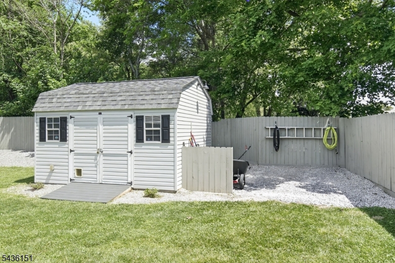 16 Clover Ln