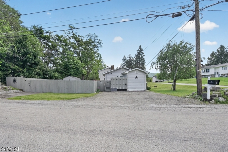 16 Clover Ln