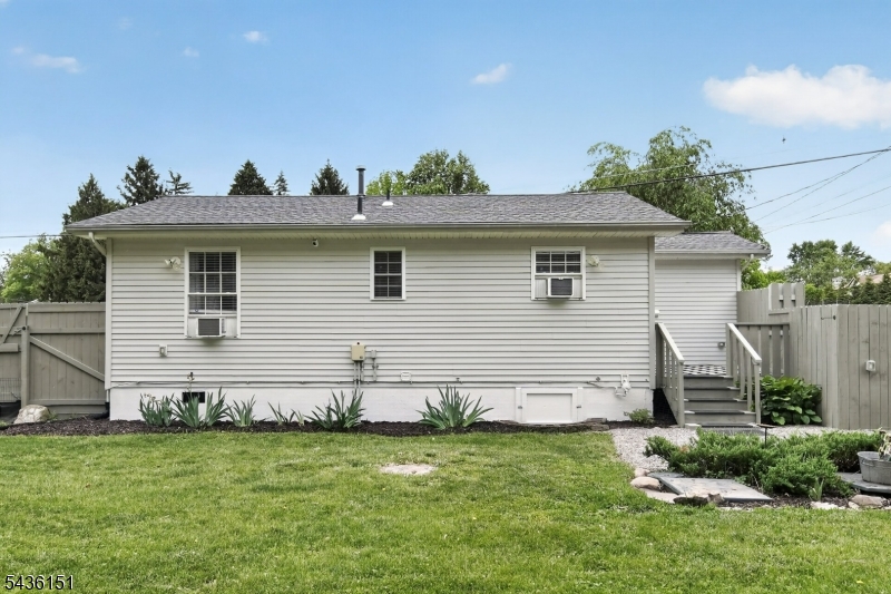 16 Clover Ln