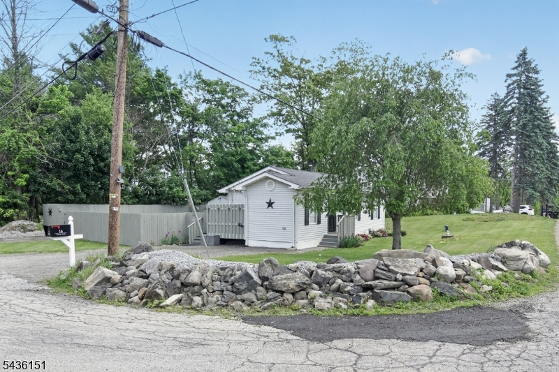 16 Clover Ln