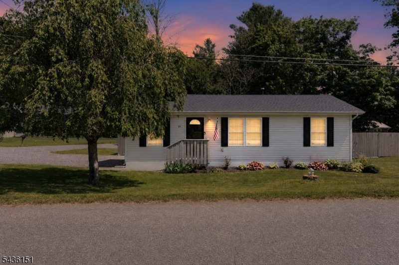 16 Clover Ln