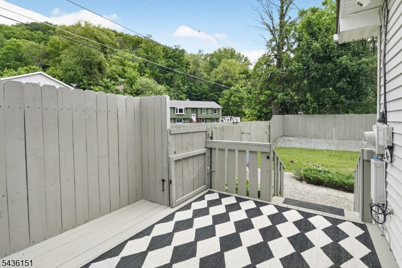 16 Clover Ln