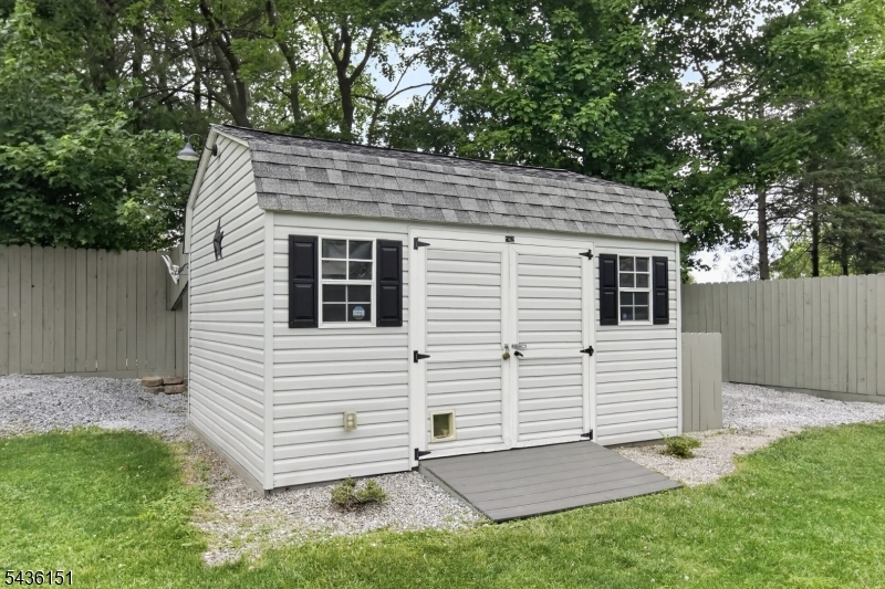 16 Clover Ln