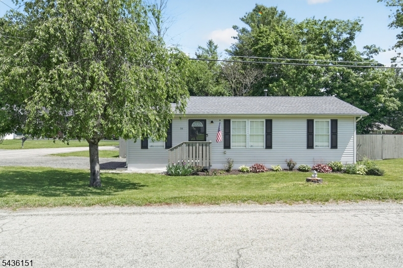 16 Clover Ln