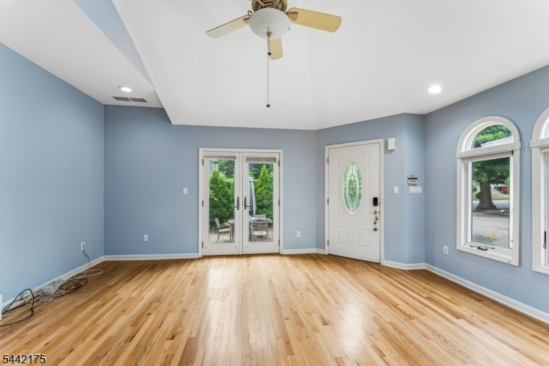 33 Myrtle Ave