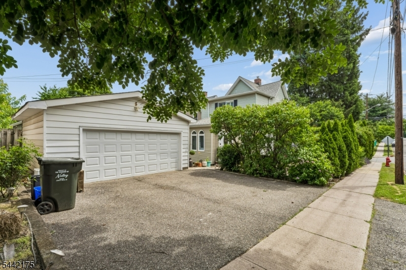33 Myrtle Ave