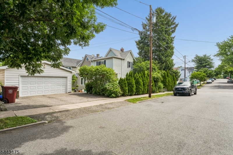 33 Myrtle Ave