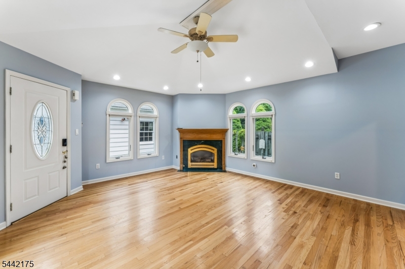 33 Myrtle Ave