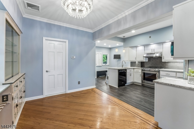 33 Myrtle Ave