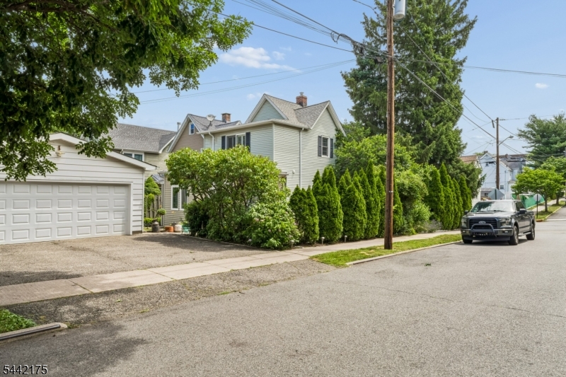 33 Myrtle Ave