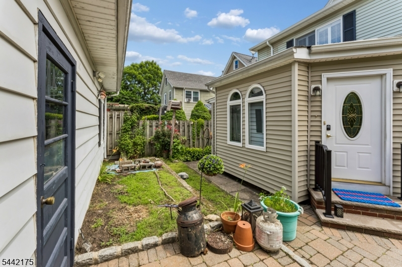 33 Myrtle Ave