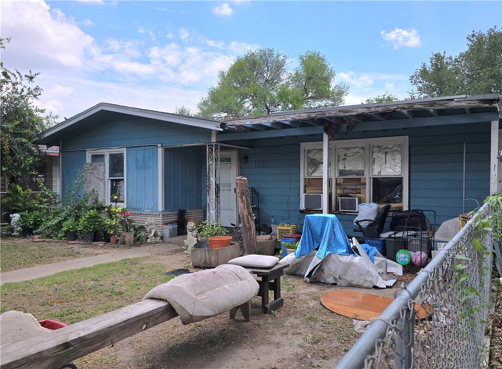 1315 E HUISACHE