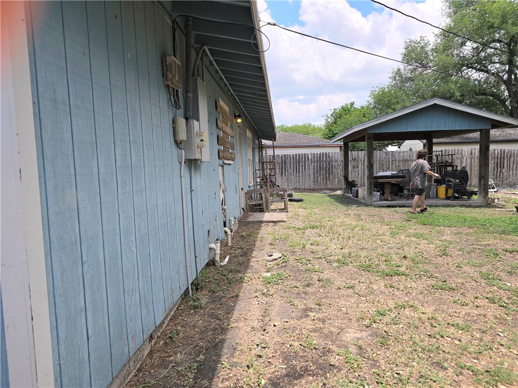 1315 E HUISACHE