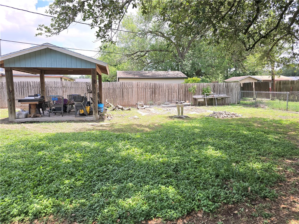 1315 E HUISACHE