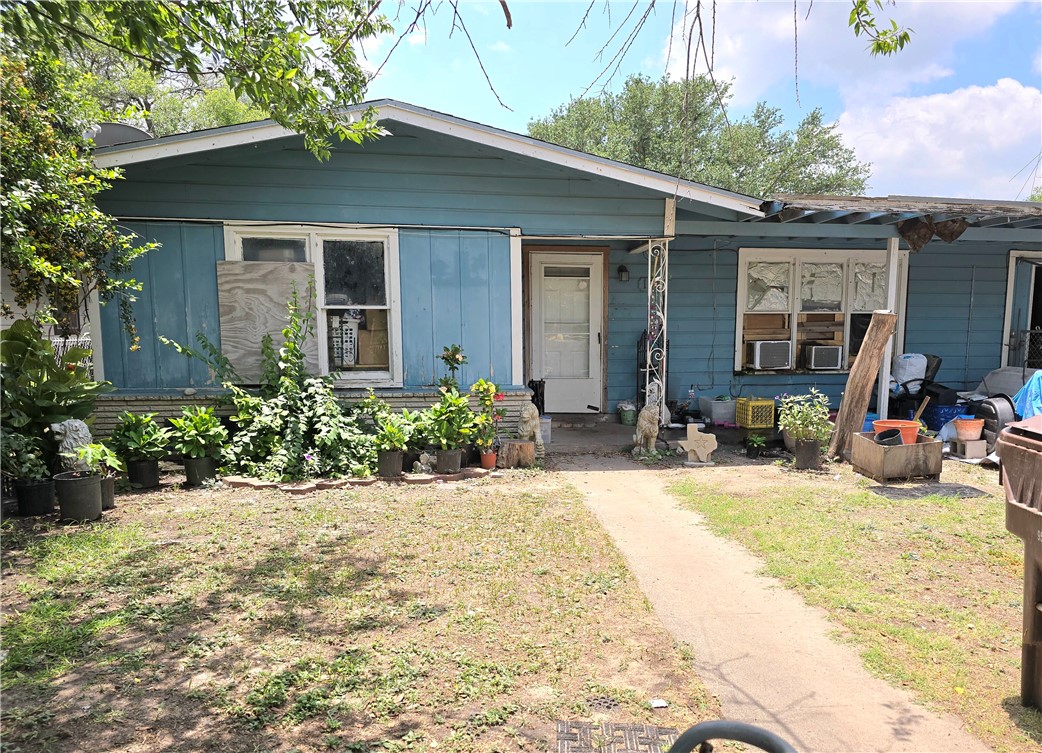 1315 E HUISACHE