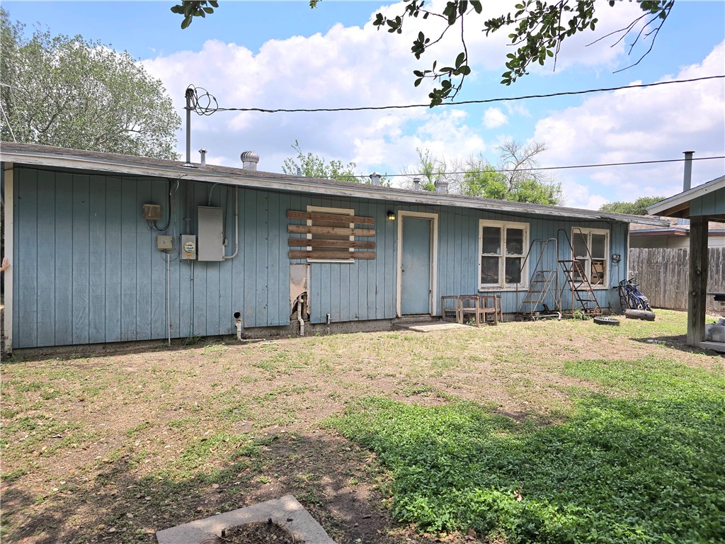 1315 E HUISACHE