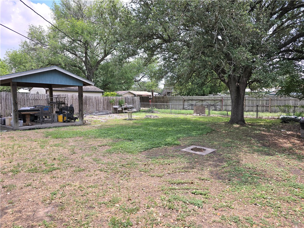 1315 E HUISACHE