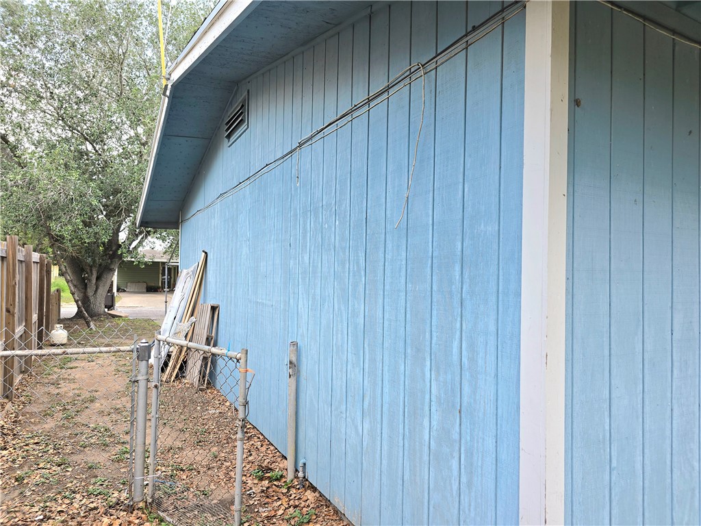 1315 E HUISACHE