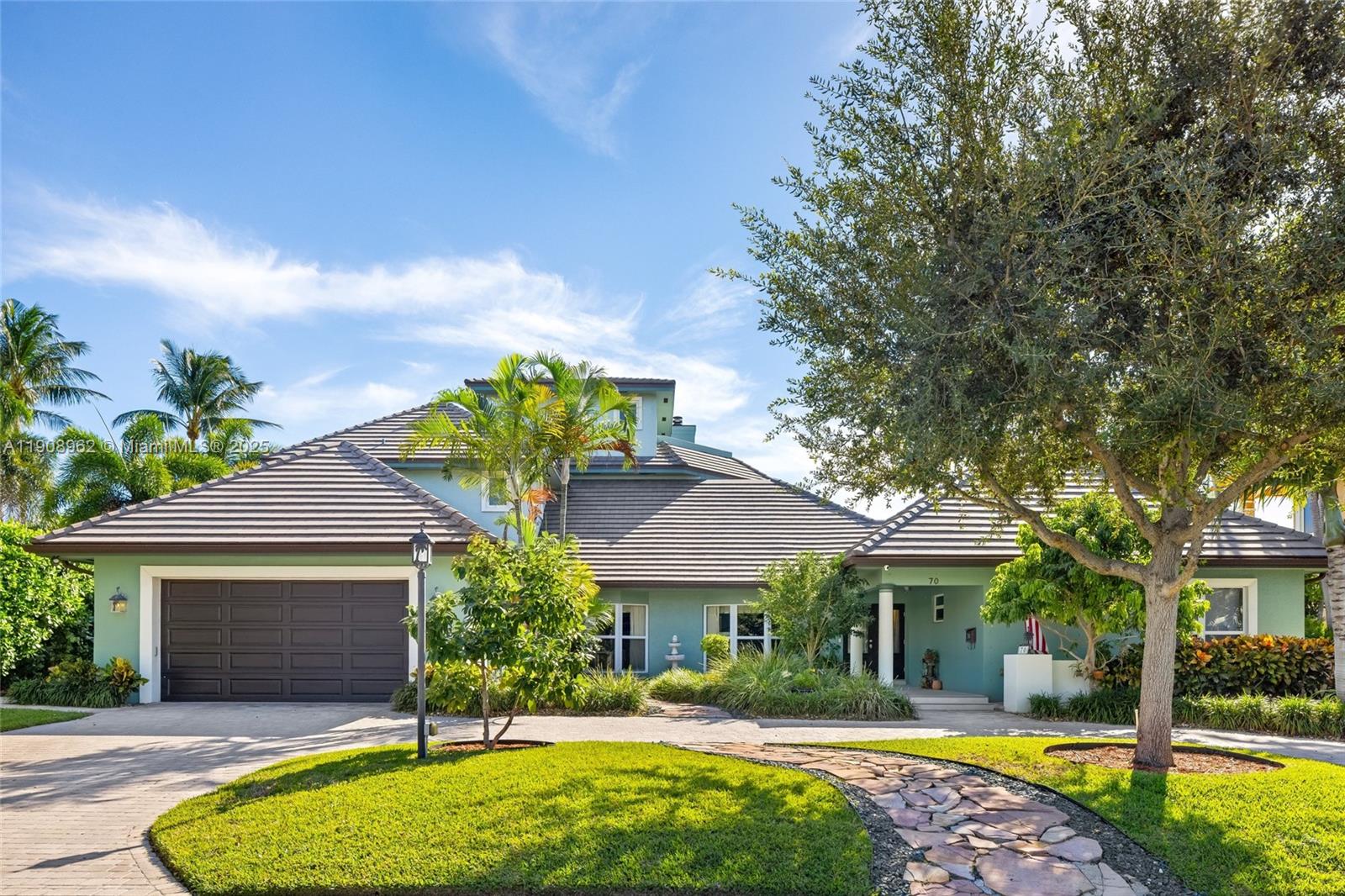 70 Bay Colony Ln
