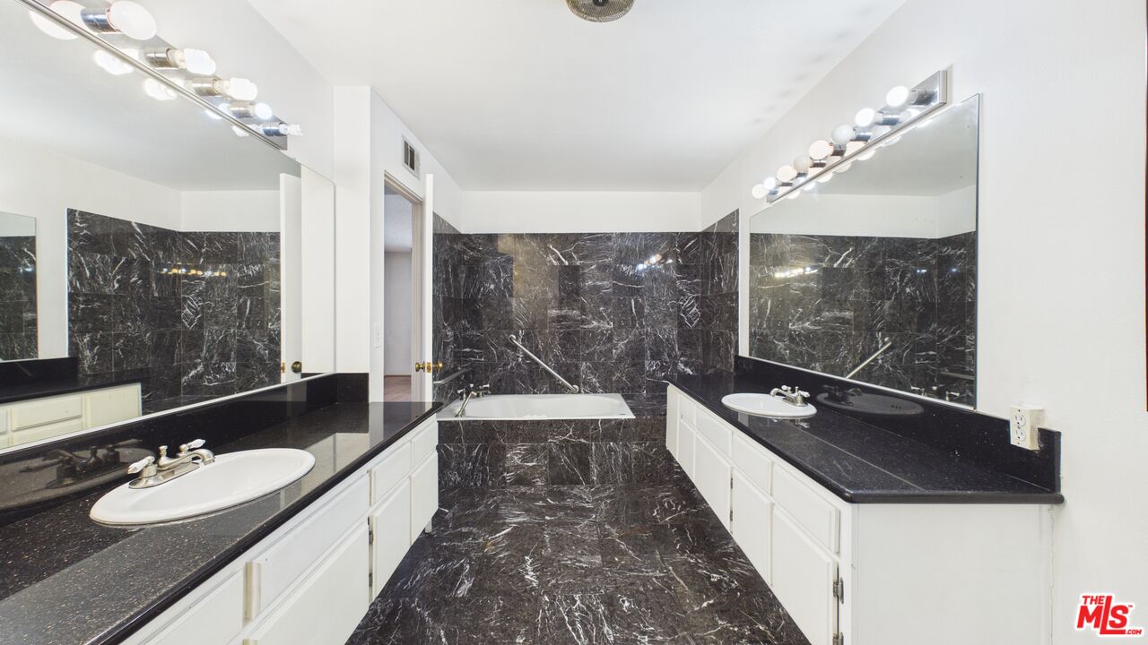 450 S Maple Dr Unit: 403