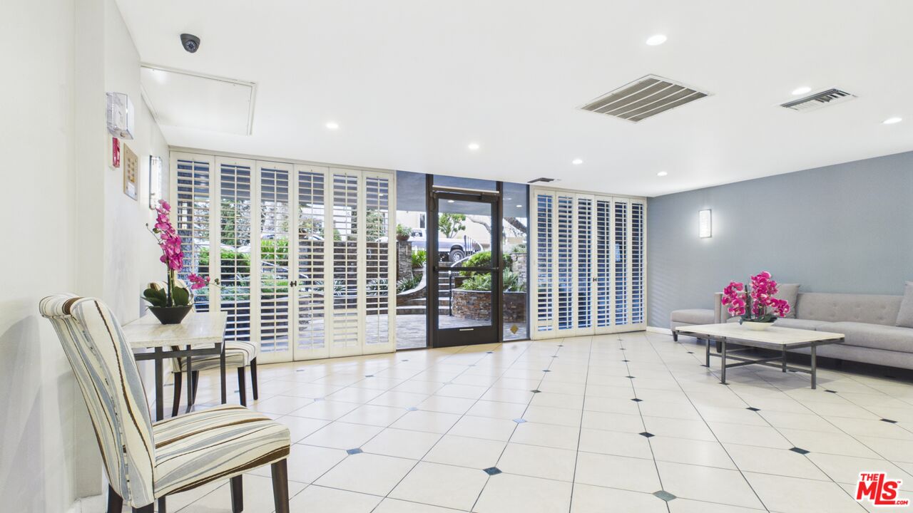 450 S Maple Dr Unit: 403