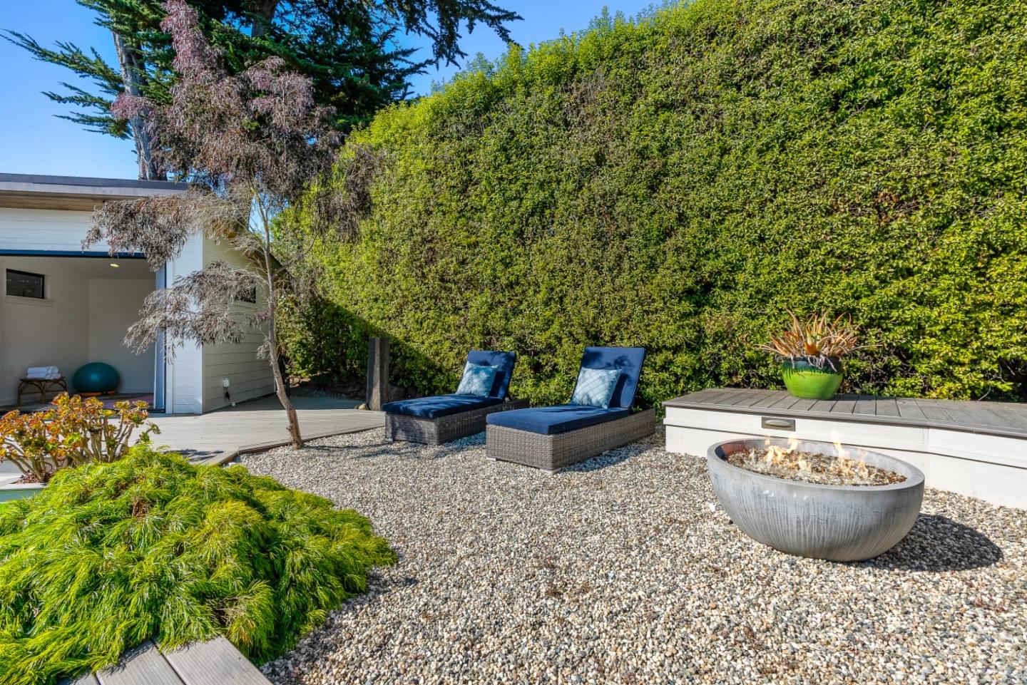 2200 Dolphin Drive