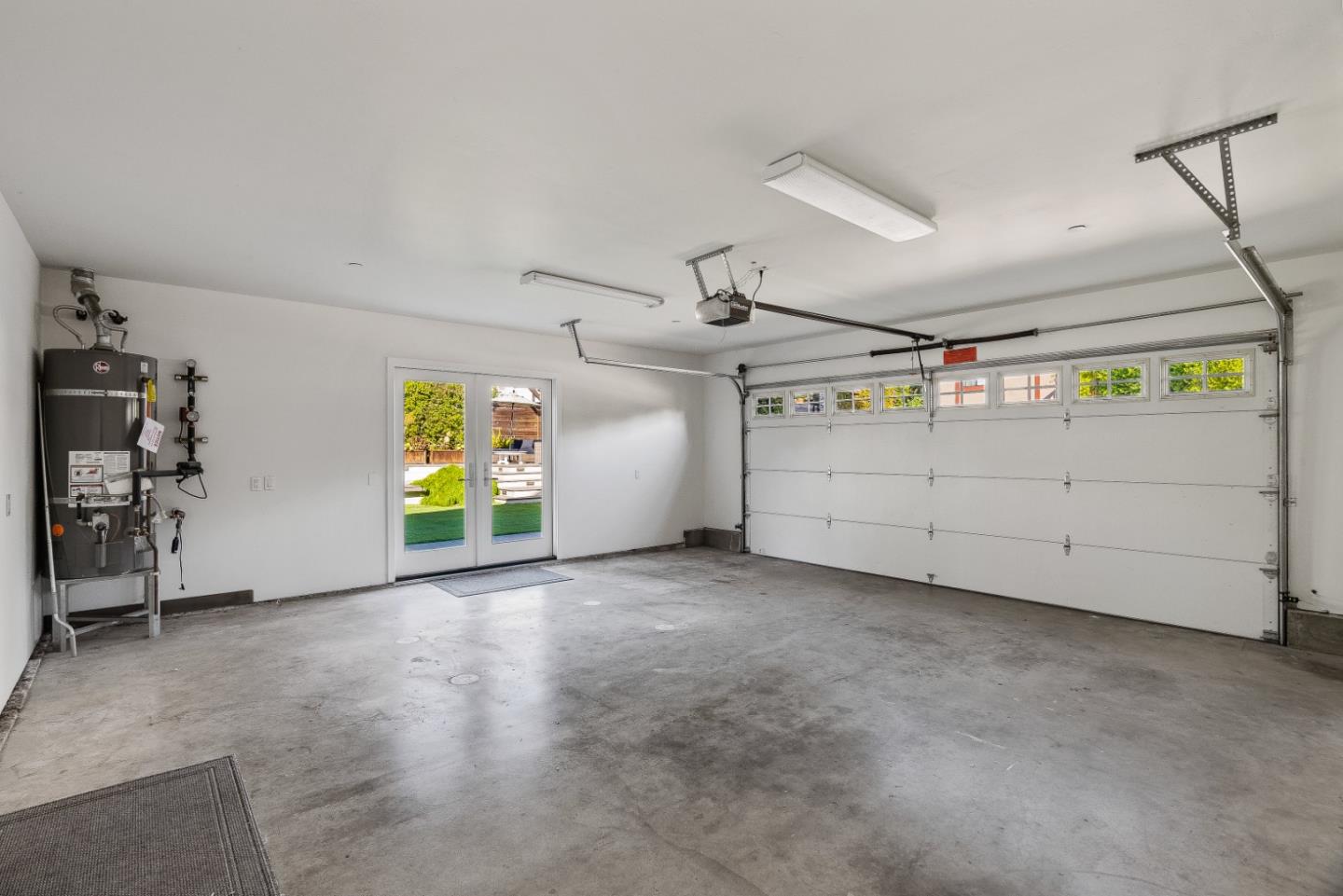 2200 Dolphin Drive