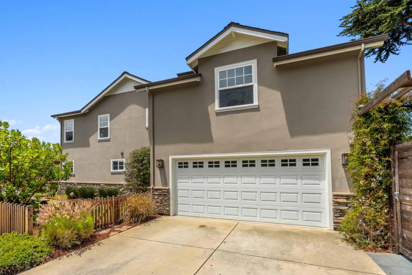 2200 Dolphin Drive