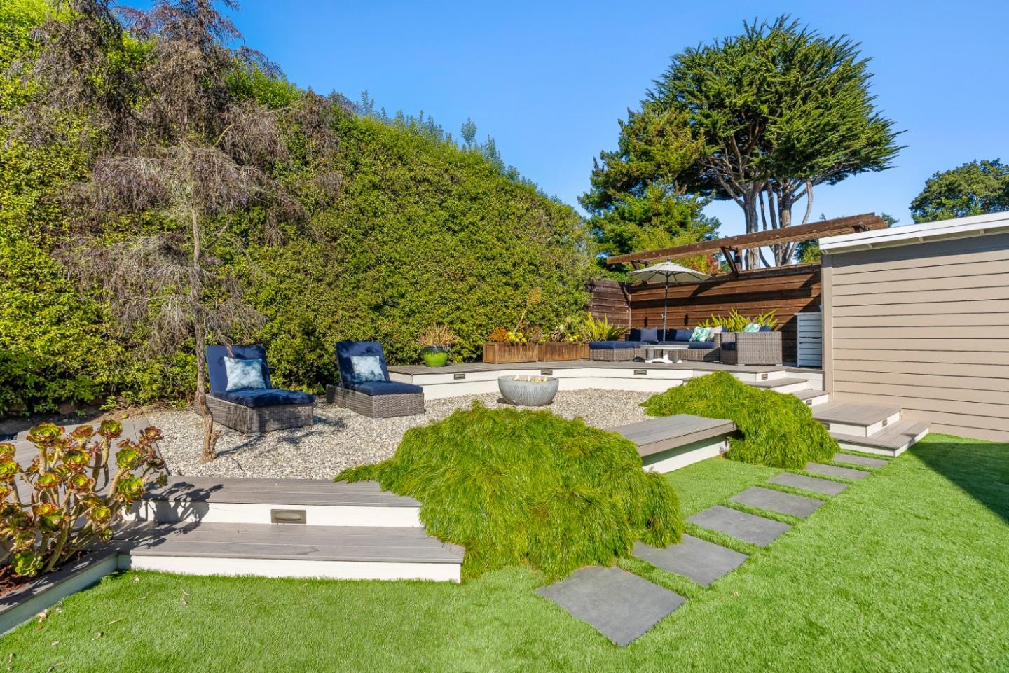 2200 Dolphin Drive