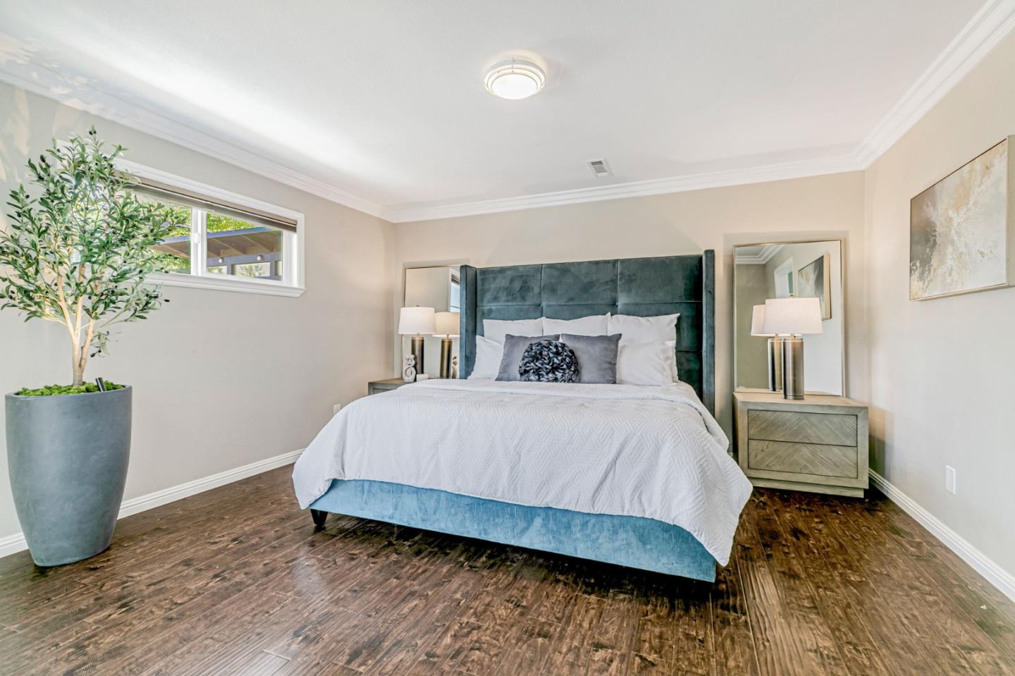 5562 Starcrest Drive