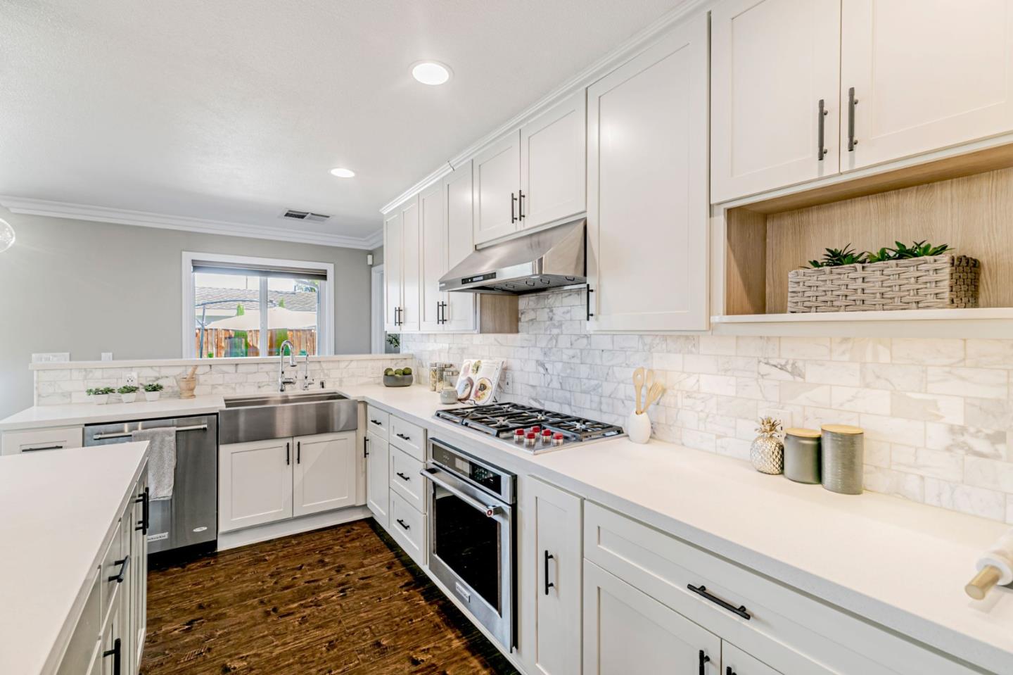5562 Starcrest Drive
