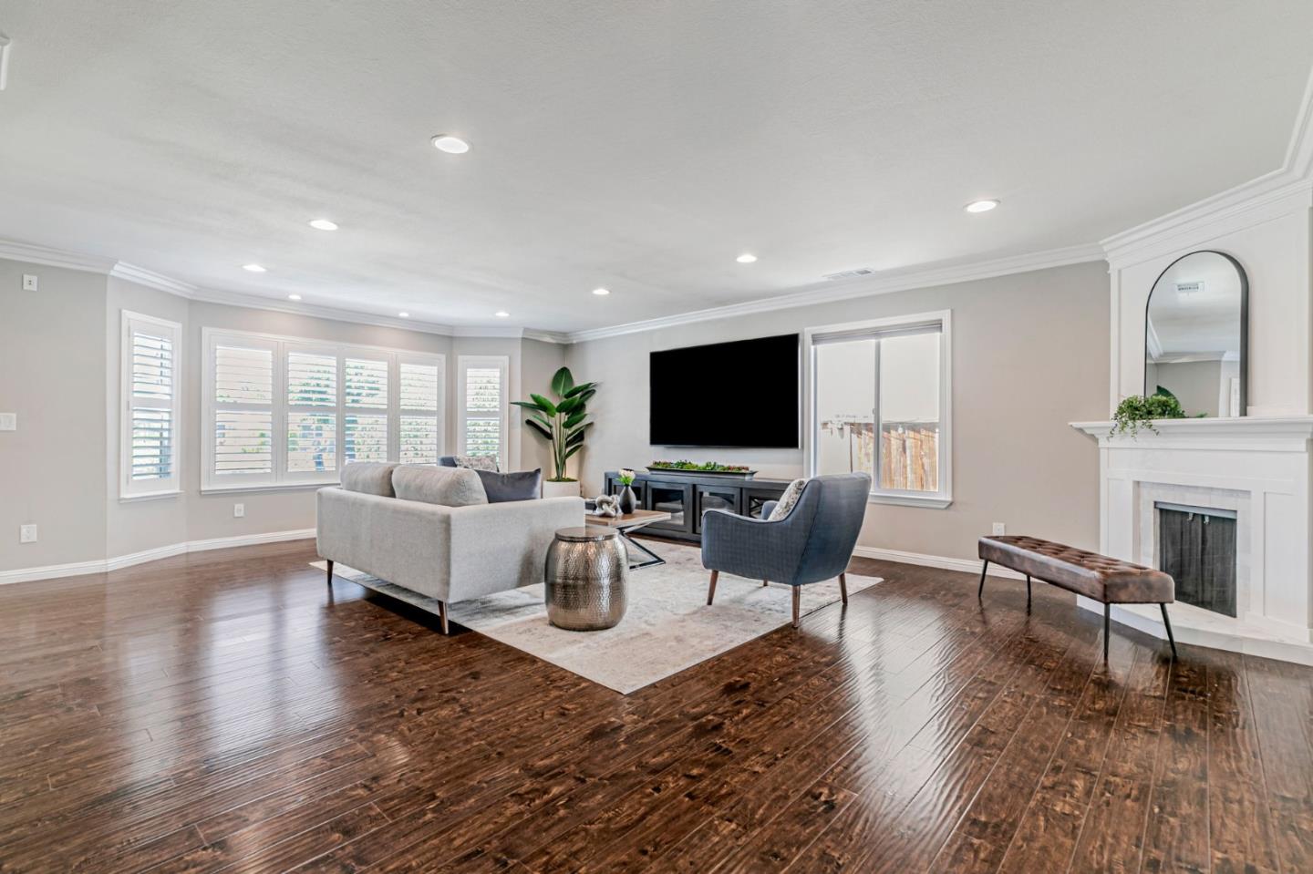 5562 Starcrest Drive