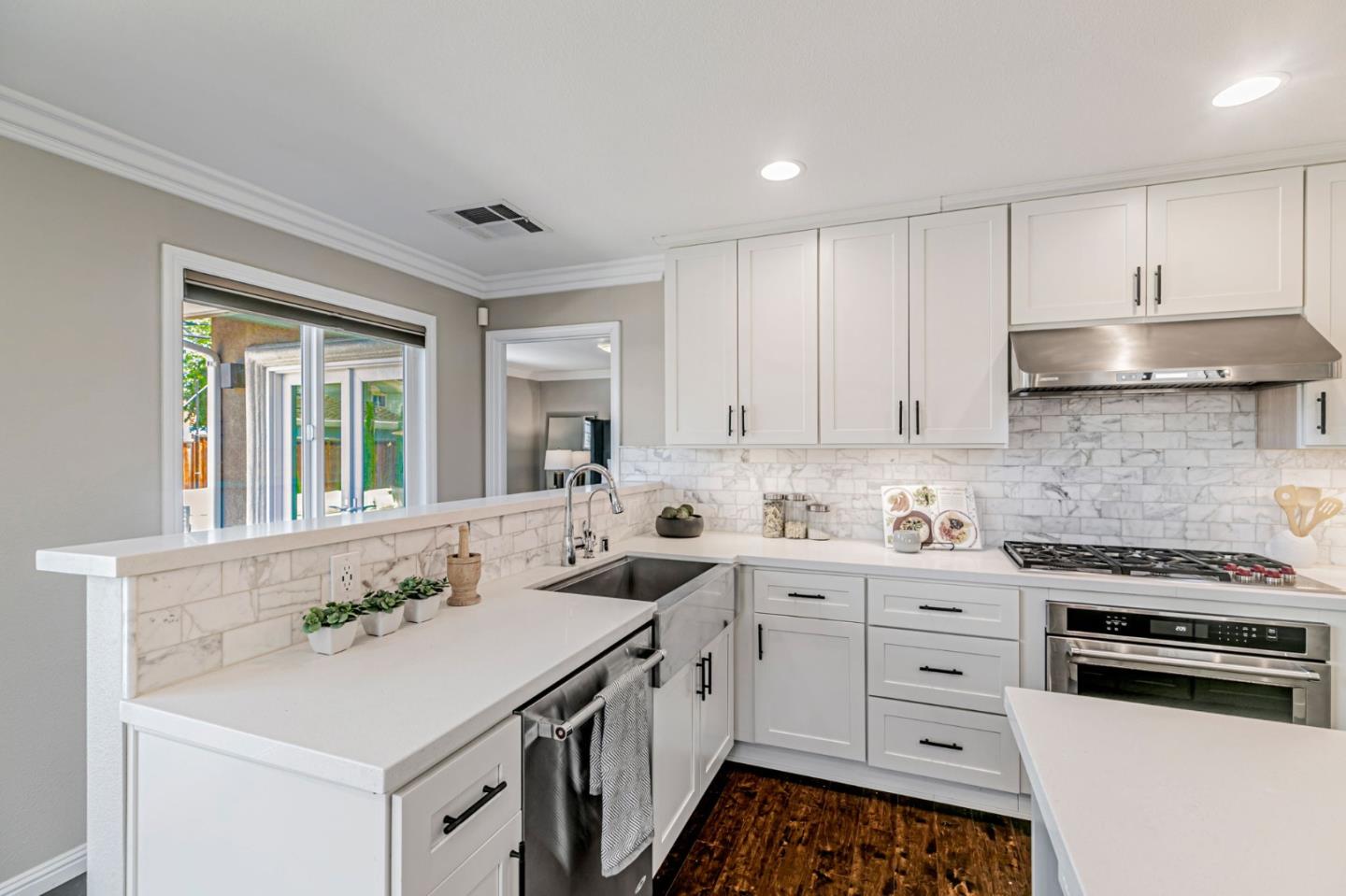 5562 Starcrest Drive
