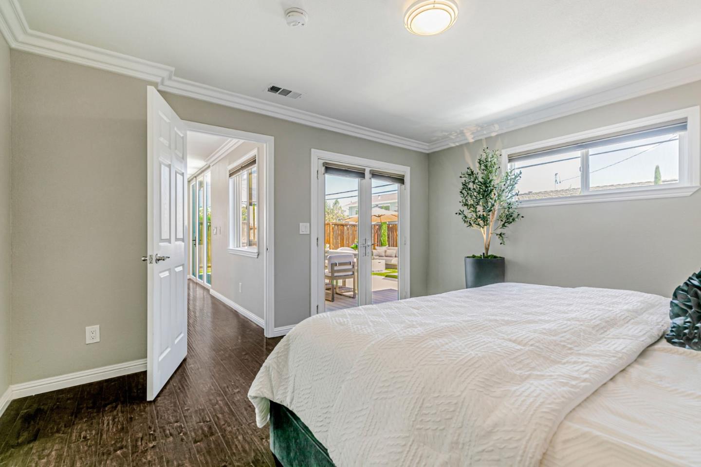 5562 Starcrest Drive