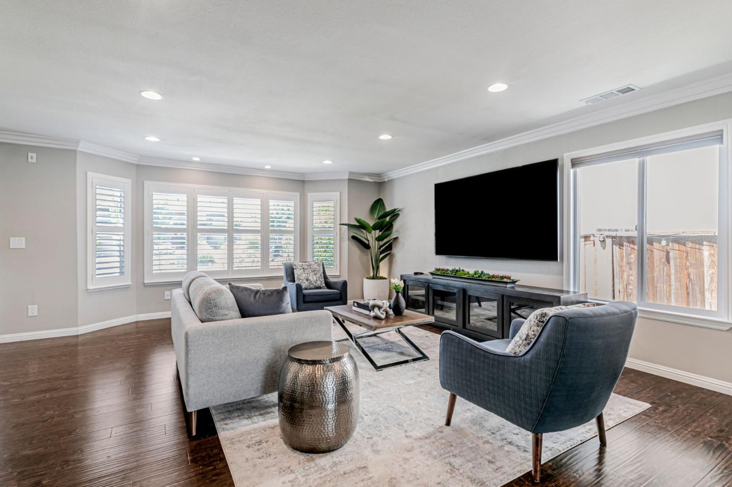 5562 Starcrest Drive