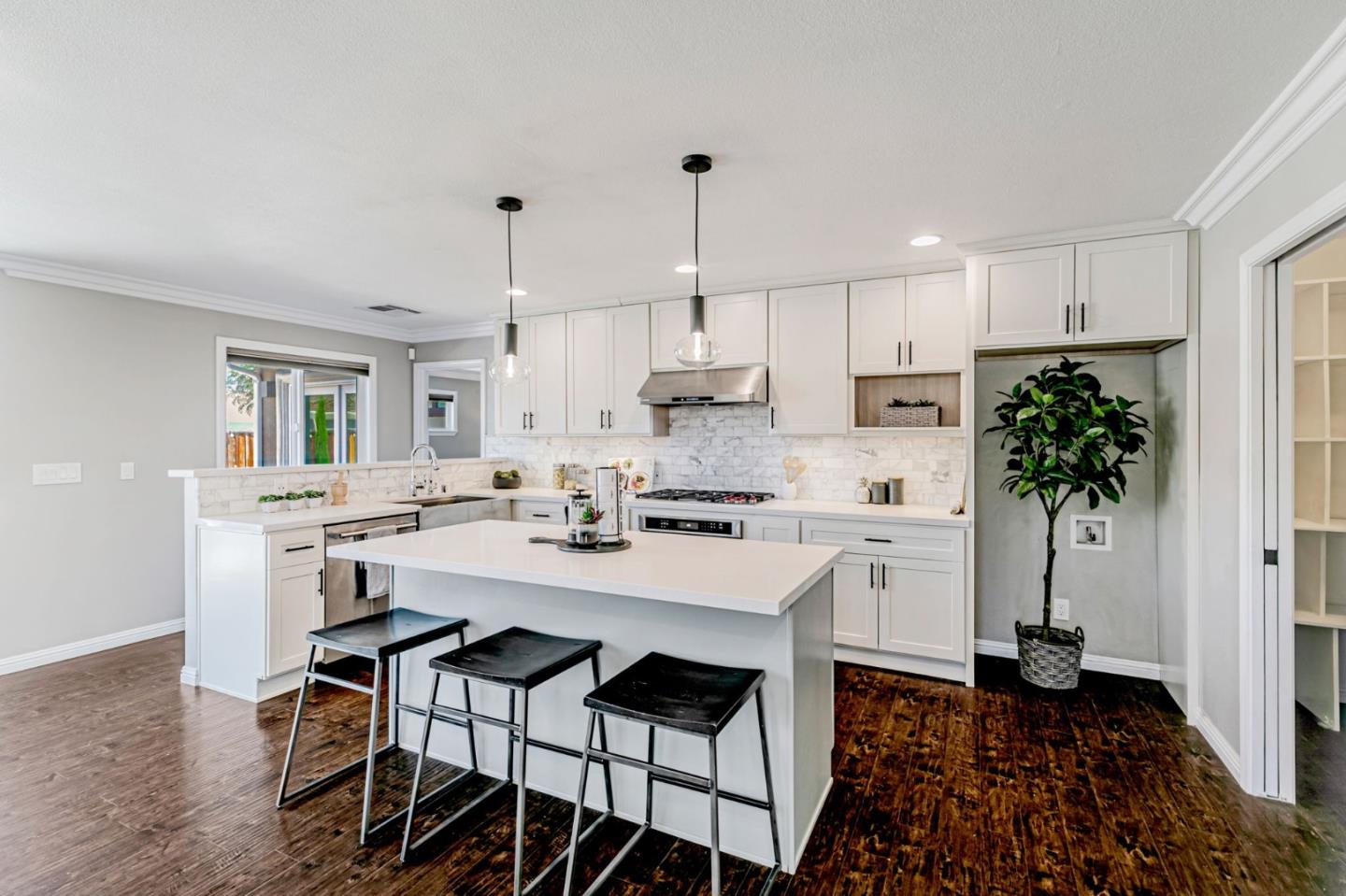 5562 Starcrest Drive
