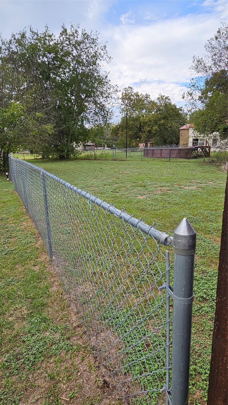 807 N Trinity Street