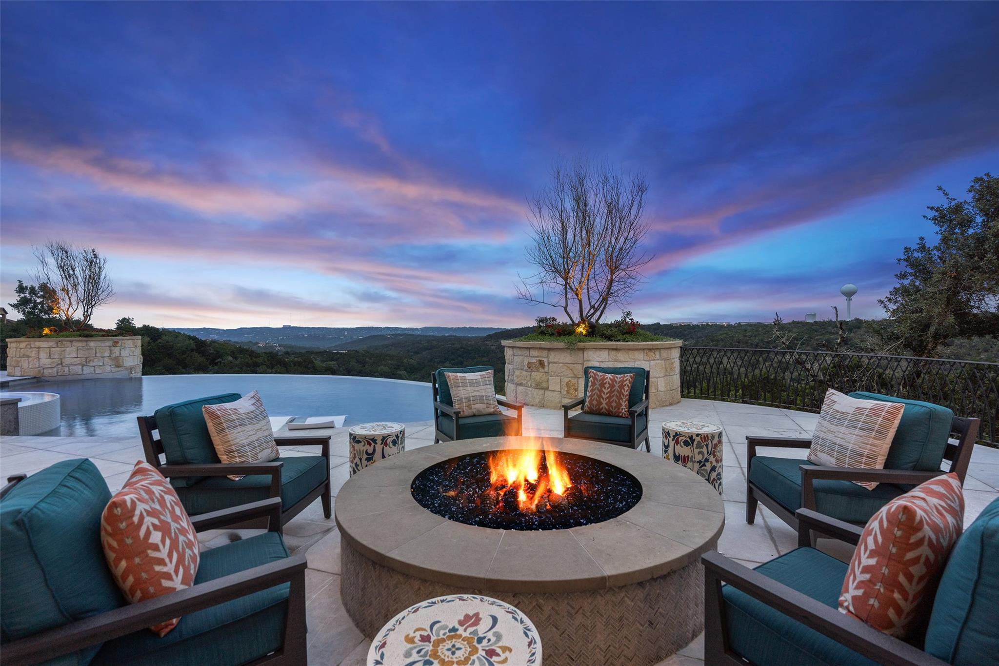 4901 Mirador DR