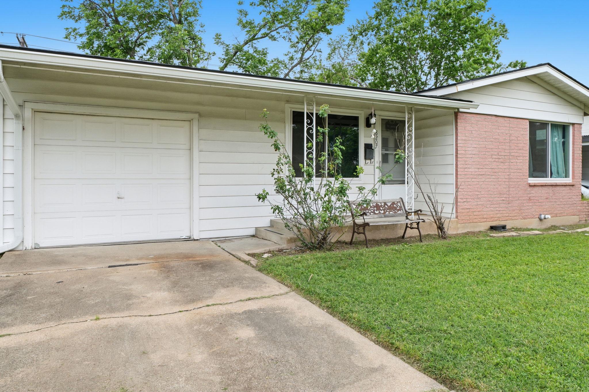 8207 Lazy LN
