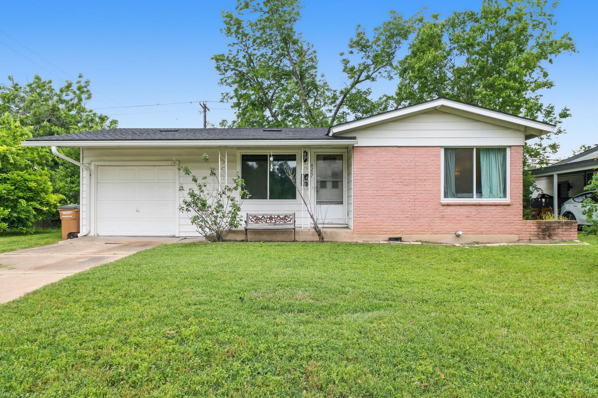 8207 Lazy LN