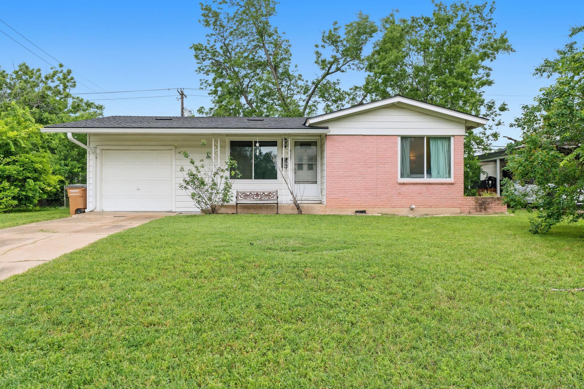 8207 Lazy LN