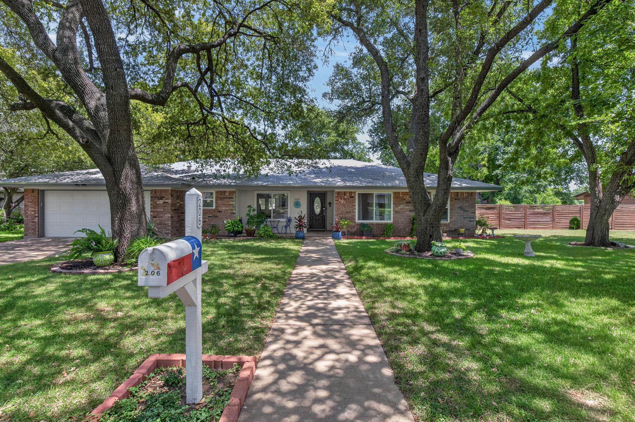 206 Corder LN